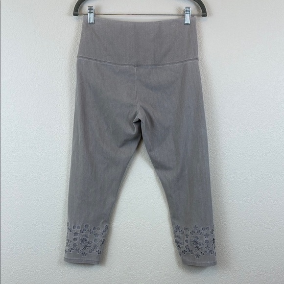 Caffe Marrakesh Gray Cropped Leggings with Floral Eyelet Embroidery Size Small - Picture 5 of 10